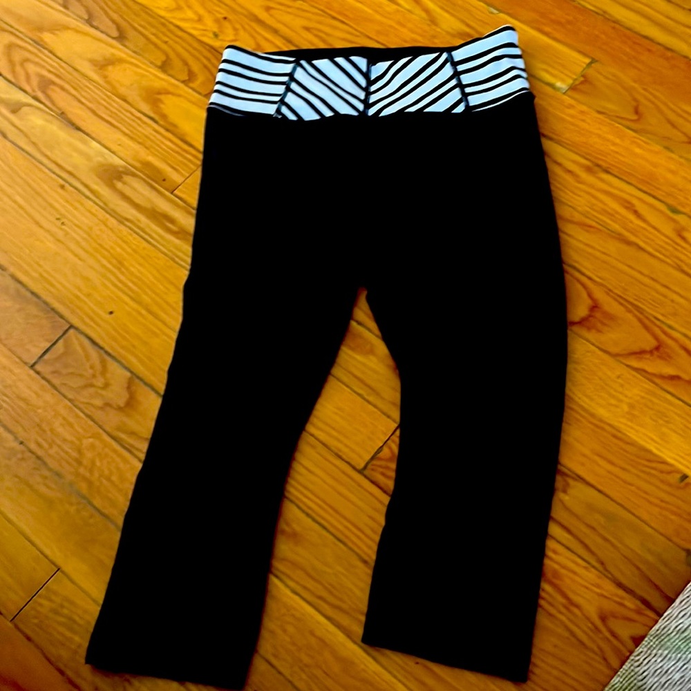 Lululemon sz 6 Capri black with zebra waistband